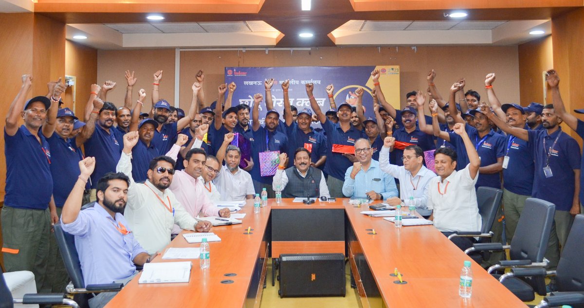 IndaneDO's tweet photo. Shri Rajesh Singh, ED &amp; SH UPSO1 &amp; Shri KM Thakur GM(LPG) UPSO1, gracing the celebration with their presence, honouring "Winners of the Month" of Chhotu Dost Club at Lucknow Indane DO in its 11th and 12th meeting. @rajesh29536 @thakurkm007 @IOCL_UP  @MdKalim94771380 @Swarn28837 https://t.co/BQeoQ19Wvq