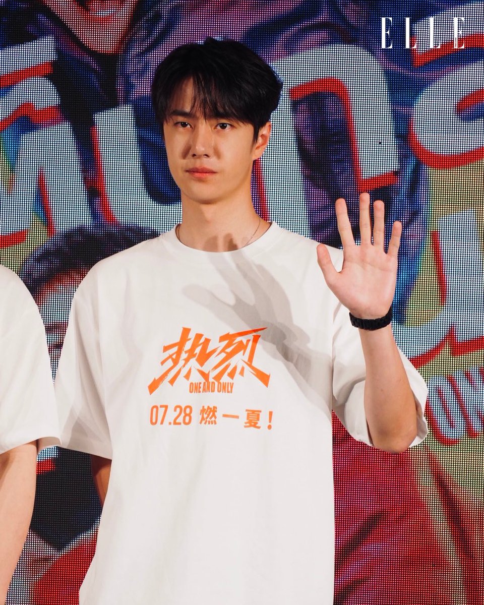 ELLEThailand's tweet photo. หล่อเท่ไม่มีใครเกิน! เก็บตกภาพ Cool Guy ของแฟนๆ อย่างหนุ่ม หวังอี้ป๋อ ที่งานแถลงข่าวภาพยนตร์ #OneandOnly พร้อมด้วยผู้กำกับชื่อดังต้าเผิง ที่ทั้งสองคนบินลัดฟ้ามาไทยเพื่อโปรโมตหนังโดยเฉพาะ!

#ELLEreports 
#WangYibo #หวังอี้ป๋อ #王一博 
#สเต็ปกล้าท้าฝัน #ประเทศไทยมีหวังอี้ป๋อแล้ว https://t.co/psEneMZjbz