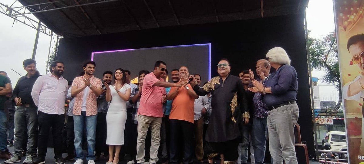 Rtr_saheb's tweet photo. “Oh LOVELY” 
Movie promotion at Junction Mall, city centre, Durgapur 
#MMLIVE✌🏻✌🏻
In presence of @madanmitraoff  , TapasBanerjeeMLA ,@BiswanatParial and many other Respective persons
Director: Haranath Chakroborty. https://t.co/GZOSHF5AHf