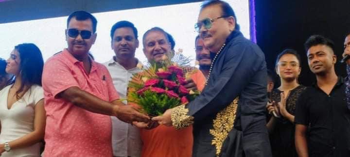 Rtr_saheb's tweet photo. “Oh LOVELY” 
Movie promotion at Junction Mall, city centre, Durgapur 
#MMLIVE✌🏻✌🏻
In presence of @madanmitraoff  , TapasBanerjeeMLA ,@BiswanatParial and many other Respective persons
Director: Haranath Chakroborty. https://t.co/GZOSHF5AHf