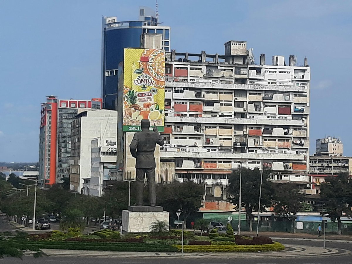 HotelInsonmia's tweet photo. Cuando las calles de una ciudad han conocido más muertos que vivos, su arquitectura rechaza nuevas fisonomías y en los edificios imprime viejos moldes, enmascarándolos y haciendo creer al viajero que la ciudad lleva tiempo esperándolo, es su tumba.

#Maputo2023, #Mozambique2023 https://t.co/3qIjhK8BFI
