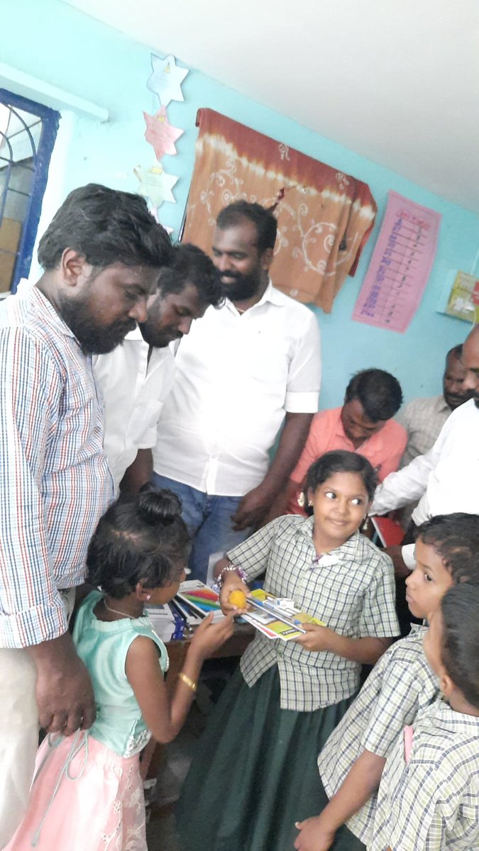 Muthupandi003's tweet photo. #சிவந்திபட்டி சுந்தரபாண்டியன் அவர்களின் புதல்வி #புகழினி 
பிறந்தநாள் நிகழ்வில் பாளையங்கோட்டை மணிவாசகர் அரசுபள்ளியில் உள்ள பள்ளி மாணவ மாணவிகளுக்கு
நோட்டு.புத்தகம் கல்வி உபகரணங்கள் வழங்கியபோது..
@Muthupandi003 https://t.co/P5cBCTIFuD