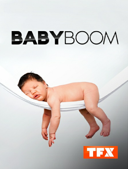 Francois_Ruffin's tweet photo. Ma soirée BabyBoom sur TFX : la naissance sera télévisée... et tant mieux?

Enfoncé dans le canapé, je zappe sur la télé. Quand je suis crevé, le soir, des heures peuvent s’écouler devant tout et n’importe quoi : Pascal le grand frère, les Spécial Crime, des émissions de déco, Super Nounou... Je navigue plutôt entre TMC et W9 qu’aux alentours d’Arte. Hier, donc, sur TFX, je tombe sur BabyBoom.

Dans une maternité, on suit des couples qui vont accoucher. Des couples, oui, parce que le père est là, du début à la fin, soutenant la future maman, à l’entrée, dans les couloirs, lui relevant un coussin ensuite dans le lit, lui serrant la main durant les poussées, coupant le cordon ombilical, emportant la mini-crevette pour la pesée. Et ils témoignent enfin, côte à côte, face caméra. Lui dit qu’elle s’est montrée hyper-courageuse, que d’ailleurs toutes les sage-femmes lui ont répété, qu’il est ultra-fier de sa compagne. Elle dit de lui que c’est un pilier, qu’heureusement qu’il était à ses côtés, que c’était une magnifique journée ensemble et ça ne fait que commencer.

C’est cucul la praline, on estimera.
Ou du voyeurisme de télé-réalité.
Soit, évidemment, y a de ça.
Mais à vrai dire, ça me plaît.
Y a tellement de reportages, de séries, de films, qui reposent sur la mort, sur la mort violente, le crime à élucider, à réprimer, voilà un show qui repose, au contraire, sur l’autre bout de l’existence, sur la naissance, sur la vie qui apparaît. Et qui s’efforce de construire, sinon un suspense, du moins une tension, un récit, autour de ces premiers instants.

Autre chose aussi, sur les pères, sur leur place.
Durant des siècles, la naissance, c’était une affaire de femmes, avec les hommes au loin, absents. Et cette distance, physique, disait aussi une autre distance, affective : il fallait feindre la froideur, ou l’éprouver pour de bon, pas d’émotion, l’homme dur, loin de toutes ces matières, la merde, le sang, les pleurs.

Puis un homme a surgi, en blouse blanche, mais pour tout diriger, pour remettre de l’ordre là-dedans, des mathématiques presque, contre les épanchements, les débordements des accouchements. Pour le meilleur, une chute de la mortalité infantile, et pour le pire : la domination du corps féminin, souvent son humiliation, et même sa mutilation avec, par exemple, l’épidémie des épisiotomies.

Un certain équilibre se cherche, se trouve, aujourd’hui. Le gynéco n’est plus omniprésent, écrasant, tout-puissant, plutôt à l’arrière-plan. Les sage-femmes sont en première ligne, lui n’intervient qu’en cas de besoin, de complications : dans BabyBoom, c’est une grossesse gémellaire, avec le second bébé qui s’est retourné, qui n’arrive plus tête en avant mais de côté.

Un certain équilibre avec les pères, aussi, qui ne sont plus exclus, qui s’incluent, en second rôle, certes. Qui participent, assistant leur compagne. Qui partagent leur affection, leur tendresse, leurs peurs, leur joie. Qui le partagent, même, avec moi, dans mon salon, avec des milliers de Français via le poste de télé, c’est-à-dire : qui acceptent de se montrer dans leur fragilité. Imagine-t-on la révolution ?

Il me semble que, avec nos pères, j’appartiens à des générations charnières, sans doute aussi parce que ma famille est passée des campagnes à la ville, de la paysannerie à la petite bourgeoisie. Être un homme, c’était se couper de ses sentiments, en éprouver, évidemment, mais ne pas les exprimer, taiseux, silencieux. Être un enfant-homme, c’était s’endurcir, le physique endurci mais le moral aussi, se forger une carapace, une armure face à la vie. Je ne juge pas : la guerre guettait. La faim. La pauvreté. Les drames. Et devant l’adversité, il fallait tenir bon malgré tout, tenir debout. En combien ? En deux, trois, quatre décennies, cette manière d’être est bouleversée. Elle existe encore, elle existe encore profondément dans la société. Elle existe encore, plus que des traces, au fond de chaque homme : des siècles d’éducation ne s’effacent pas. Elle existe encore, et je ne la condamne pas, mais cette manière d’être homme n’est plus dominante. Elle n’est plus commandée, recommandée. Elle n’est plus l'unique modèle à suivre.

BabyBoom me dit ça.
Ce que BabyBoom ne dit pas : presque rien sur les sages-femmes, sur leurs courses d’une salle d’accouchement à la suivante, sur leur sous-effectif, leur sous-paie, leur lassitude, leur sentiment, souvent, de « mal faire leur travail », etc.
Parce que la naissance est aussi politique.