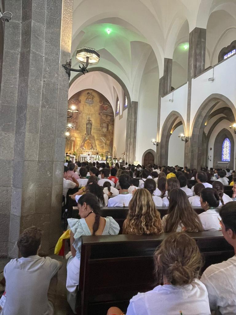Hdad_Calvario's tweet photo. JMJ |
Tras unos días intensos en el encuentro con el Santo Padre, nuestros jóvenes volvieron de Lisboa con un mensaje:
“ Tú puedes llevar a los demás una noticia maravillosa: “Dios está cerca” (Lc 10,9). Esta es la perla preciosa de la existencia…”
Papa Francisco en JMJ Lisboa https://t.co/oZ5UnffCIA