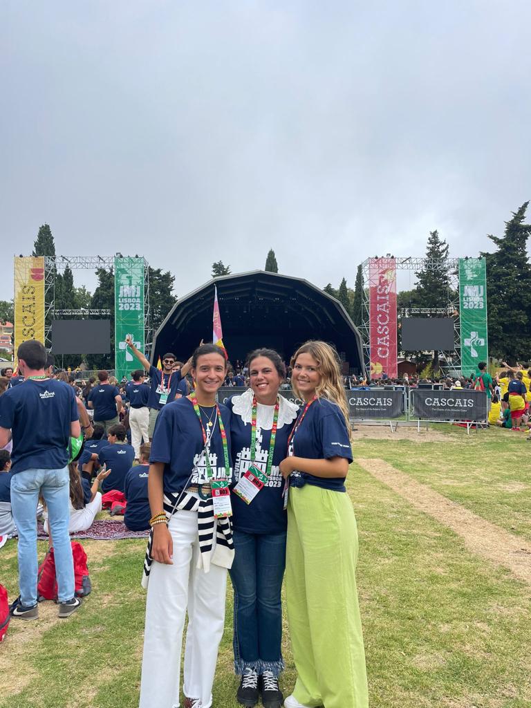 Hdad_Calvario's tweet photo. JMJ |
Tras unos días intensos en el encuentro con el Santo Padre, nuestros jóvenes volvieron de Lisboa con un mensaje:
“ Tú puedes llevar a los demás una noticia maravillosa: “Dios está cerca” (Lc 10,9). Esta es la perla preciosa de la existencia…”
Papa Francisco en JMJ Lisboa https://t.co/oZ5UnffCIA