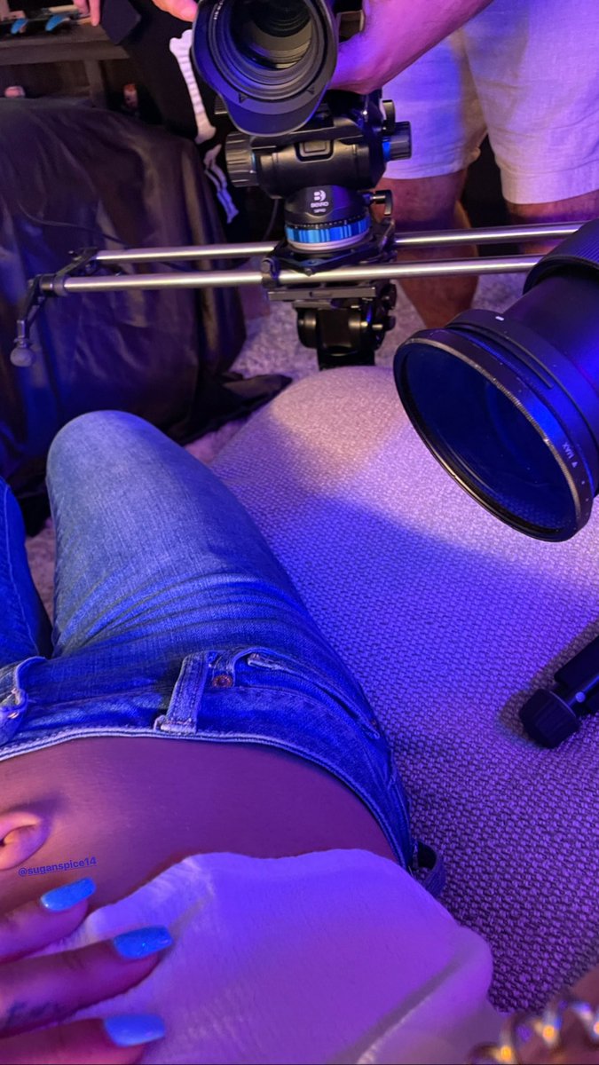 SugaNSpicebb's tweet photo. some BTS from my meetup with @outiebyte😈😈 follow my Instagram for more teasers or $10 for all 79 Patreon posts! #LinkInBio #cinnamonrollbutton #outtiebellybutton #bellybutton #navel #abs #fit #videoshoot #contentcreator #patreongirl https://t.co/voQzvPHbG4