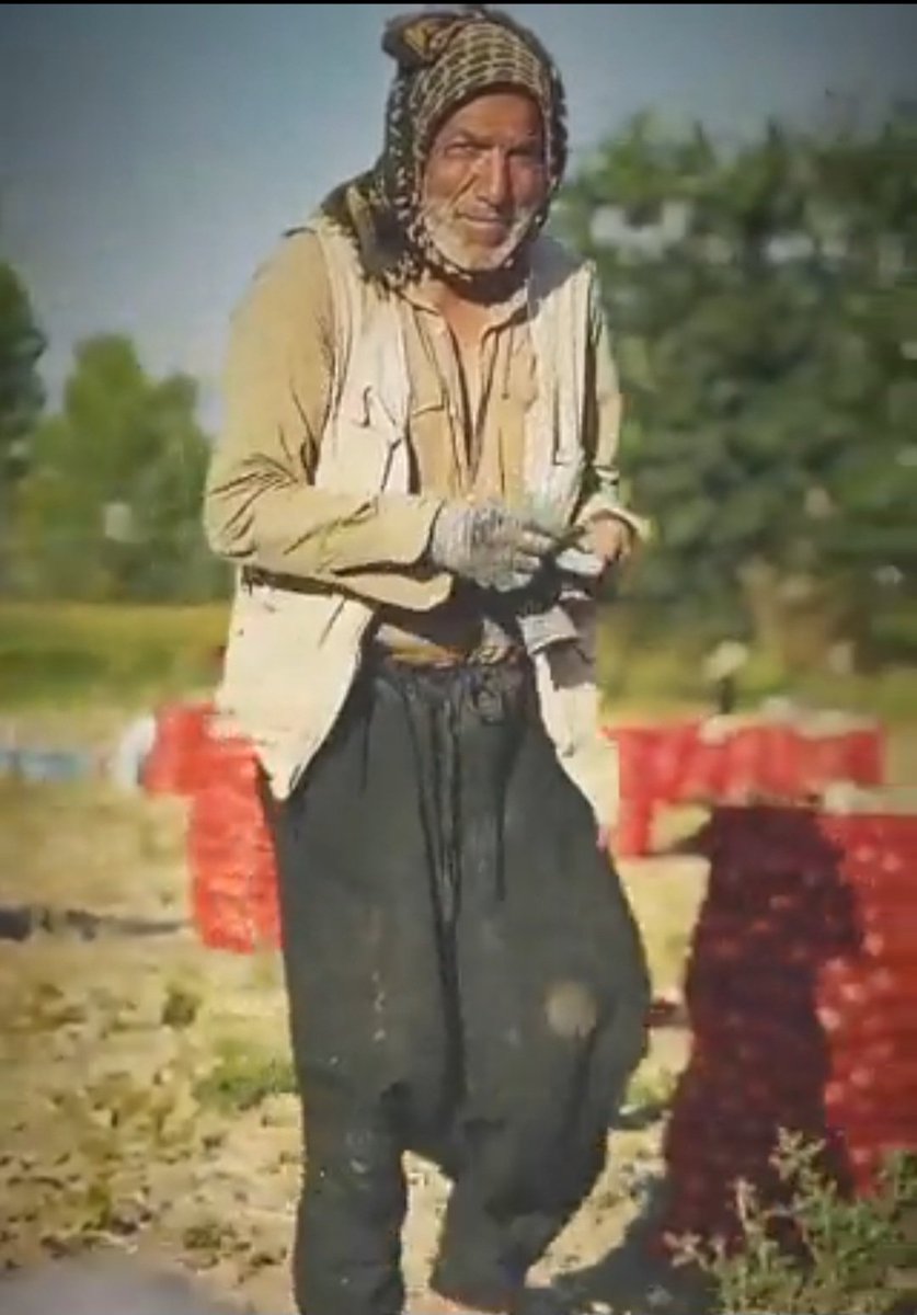MuratSenyurt7's tweet photo. Ama biz dağınık kaldık. 
Sevgimizle, sevgisizliğimizle. 
Mutluluğumuzla, mutsuzluğumuzla 
Özlemlerimizle, yitikliğimizle. 
Her neyse, her neyse..

/ #EdipCansever
8 Ağustos 1928 - 1986 https://t.co/k6q2CWxNNR