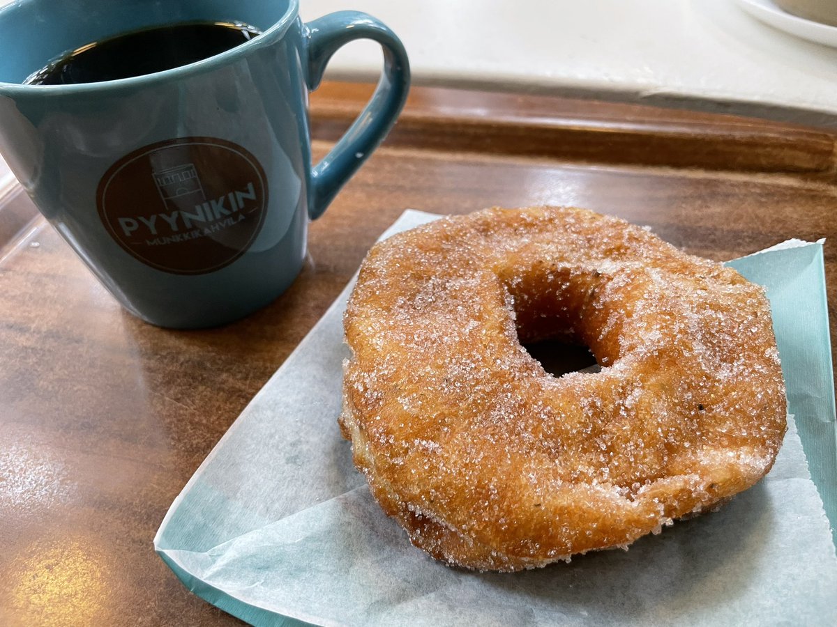 Yamato_mollky's tweet photo. フィンランドNo.1という噂のドーナツ🍩
もちもちしてて、香りが良き！
地元の人たちにとって、憩いの場っぽい雰囲気🏡
#PYYNIKIN https://t.co/nQ2njRrFNk
