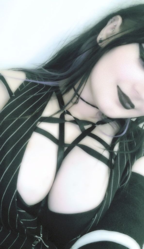 HawkMothFeet's tweet photo. Hey 😌🖤
#sellingcontents #selling_content #goth #btgf #feetfinder https://t.co/XnzvJksThT