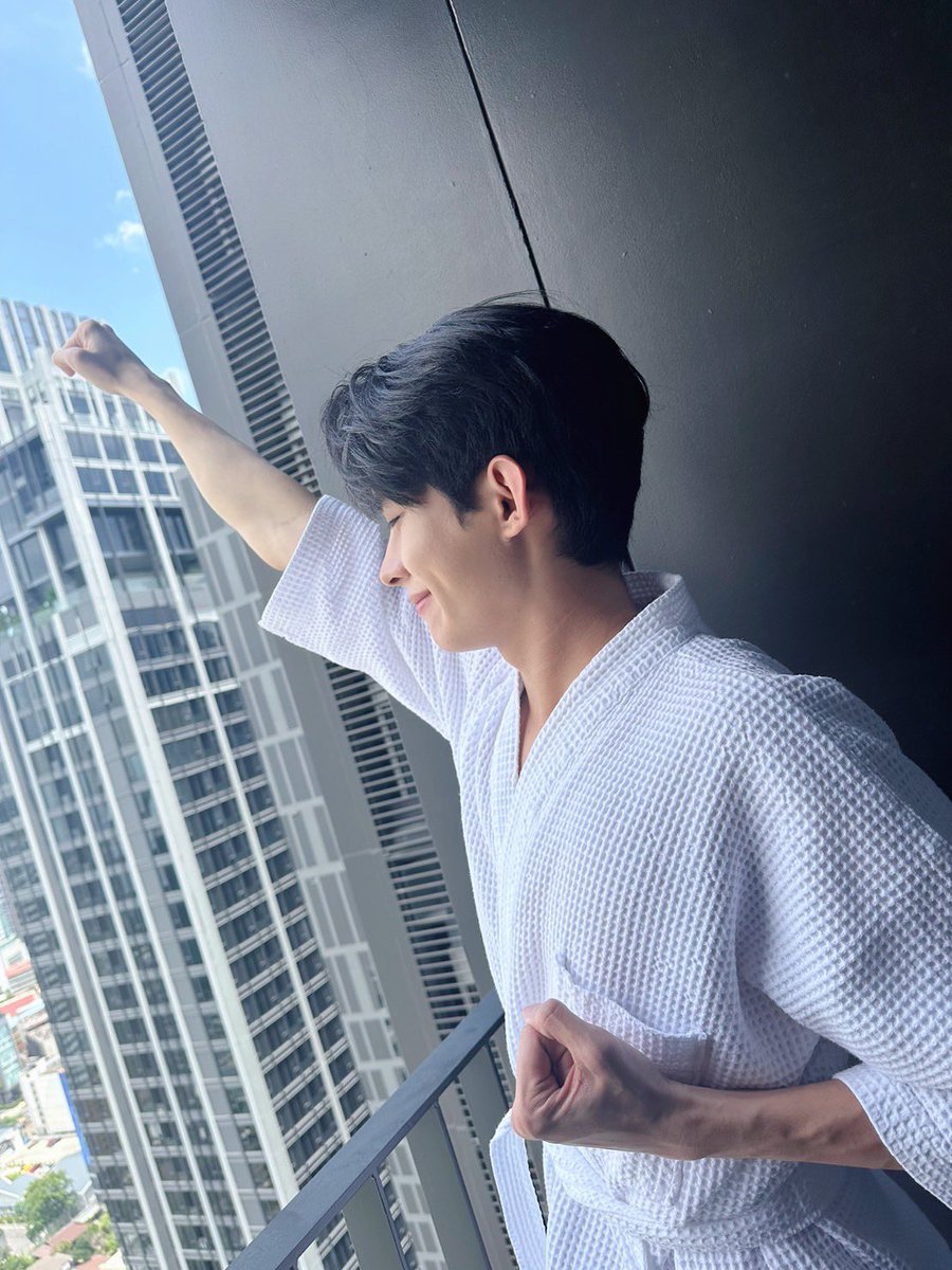 middleloveth's tweet photo. น้องไม้รายงานตัว!

เที่ยงนี้พักกลางวันทานข้าวเสร็จแล้ว มายืนรับแสงแดดและลมเย็น ๆ กับน้องไม้กันนะครับ☀️

#พี่เจตคนกลางQ2 https://t.co/GD0GLYGUdZ