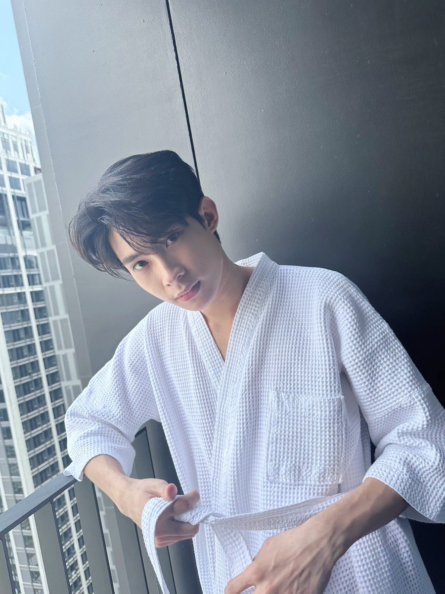 middleloveth's tweet photo. น้องไม้รายงานตัว!

เที่ยงนี้พักกลางวันทานข้าวเสร็จแล้ว มายืนรับแสงแดดและลมเย็น ๆ กับน้องไม้กันนะครับ☀️

#พี่เจตคนกลางQ2 https://t.co/GD0GLYGUdZ
