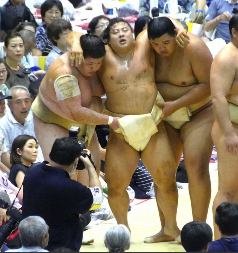 patriciajaydee's tweet photo. Aug 7-Jungyo: After 8 minutes of butsukari w Terunofuji, Tobizaru became dizzy, cowered down, and was unable to move. He then fell from the ring.
Atamifuji &amp; Hokuseiho rushed to Tobizaru &amp; carried him down the aisle. After 10 mins, he passed out again &amp; was taken to the hospital. https://t.co/lh6Vaaog6N