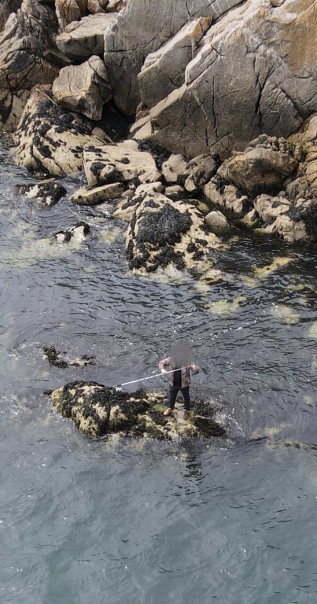 DLCoastGuard's tweet photo. 📟 Callout - Dalkey sound - 7.8.2023  📟

While our drone team was out training yesterday in Dalkey sound, they identified on camera a fisherman cut off by an incoming tide on rocks. 

The drone team immediately requested the launch of the RNLI Dun Laoghaire Lifeboat Station ILb https://t.co/h6pps2ed2b