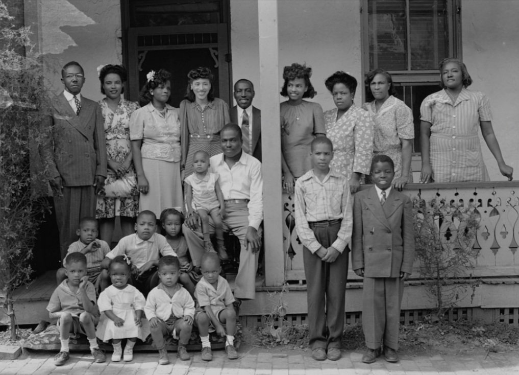 HotelInsonmia's tweet photo. Las fotos de familia suelen convertirse en ruinas de civilizaciones desaparecidas. Sobreviven algunas que nadie sabe identificar, pero que un extraño compra para luego, mientras mira con extrañeza, pronunciar las palabras mágicas: Érase una vez...

#Maputo2023, #Mozambique2023 https://t.co/arLl99cNNS