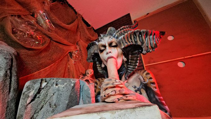 Yo the new Diablo 4 game is amazing!!!   With the amazing @auroravixen https://t.co/haFMyPs2S7