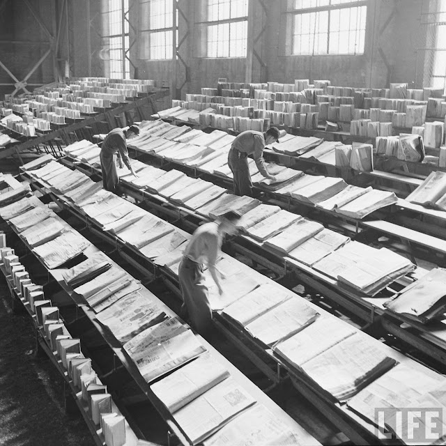 damnfinecoffee's tweet photo. Pictures of the Book Rescuers in 1951 
1951년 미시간주 랜싱에서 발생한 루이스 캐스 주청사 화재로 손상된 주립 도서관 책을 건조시키는 사진. 한국 전쟁에 파병되는 것을 두려워한 19세의 해군 예비역이 ‘작은 불’로 자신이 원하던 근신 처분을 받을 수 있을 거라 생각하여 일으킨 일이라고;; https://t.co/xEO1ZP8Zcv