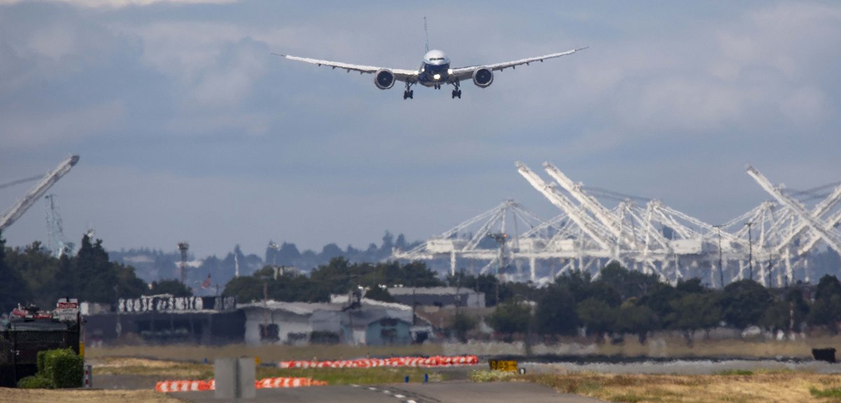 Kent_YVR's tweet photo. Holy heat haze Batman 🤣 I did get a few decent shots though, stay tuned 😉 #BOE2 @BoeingAirplanes #777-9 #B779 #N779XX at #KBFI #Seattle #GE9X https://t.co/X68Gd7jWF3