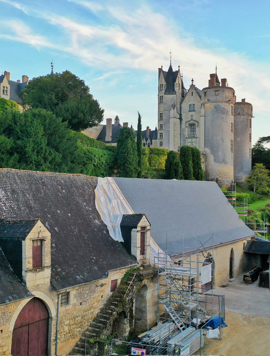 MontreuilBellay's tweet image. 🔴 𝗥𝗘𝗦𝗧𝗔𝗨𝗥𝗔𝗧𝗜𝗢𝗡 𝗘𝗡 𝗖𝗢𝗨𝗥𝗦 🚧 | Jour après jour, le chai du château se dévoile, avec sa magnifique toiture entièrement restaurée ! On voit bien le avant/après sur cette photo prise hier ! 👏 #LoireValley #ValdeLoire #AvantApres

🌐 chateau-montreuil-bellay.fr