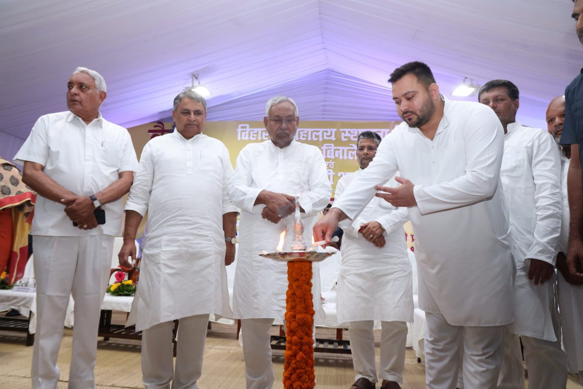 RaviKan52689995's tweet photo. 5 लाख संविदा कर्मियों का भविष्य रौंदकर सरकार मुस्कुरा कर कह रहीं है.."1.5 लाख और नौकरियां
#समान_काम_समान_वेतन_का_वादा?
@yadavtejashwi
#Help_Contractual_Nurse_Bihar
#बिहार_सविंदा_नर्स_शोषण_रोको 
@samrat4bjp
@RJDforIndia 
@TejashwiOffice
@iChiragPaswan 
@PankajS79482248 
@SHSBihar https://t.co/3WeP5viylO