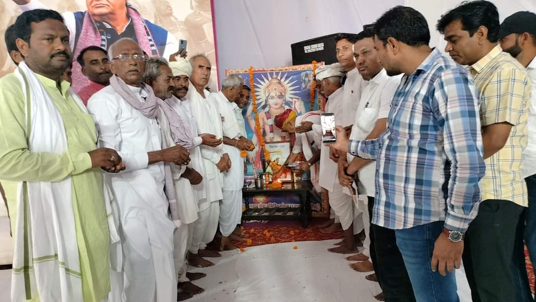 8pmocm's tweet photo. "गाँव के पंच पटेलों द्वारा दीप प्रज्ज्वलित कर #आदिवासी महोत्सव कार्यक्रम का शुभारंभ
#मीणा_हाईकोर्ट_नांगल_राजावतान 
@Reetu_13  @8PMnCM @8pmocm https://t.co/UsAwxljptD