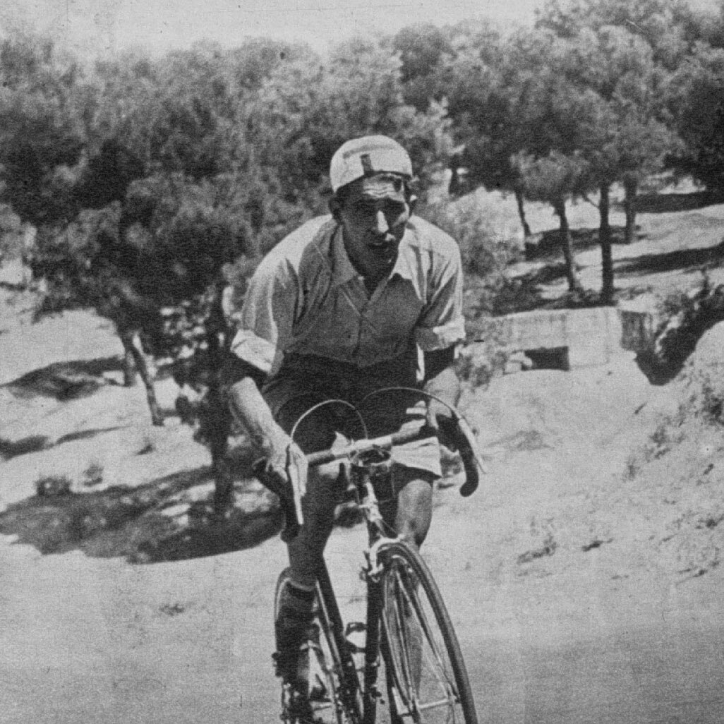 deportegob's tweet photo. Con enorme tristeza recibimos la noticia del fallecimiento de Federico Martín Bahamontes.

El pionero que conquistó nuevas metas para el ciclismo español. El primer ganador español del Tour de Francia. Un deportista inolvidable. Una leyenda. https://t.co/RUzjoZSJAG