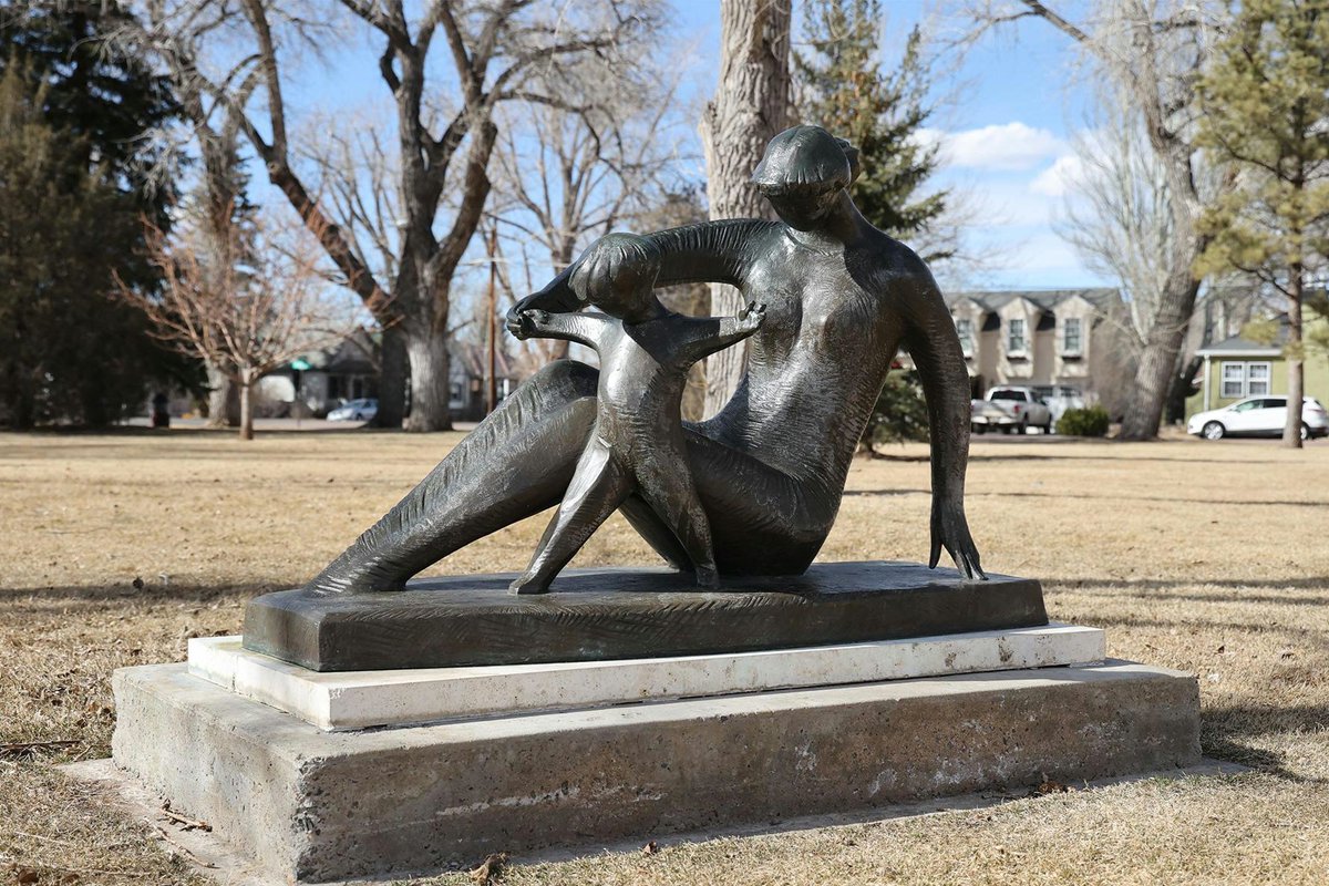 CatScrapsFever's tweet photo. @DarkViperAU A closer look at the statue behind the bench from Matto's desktop for anyone who was curious https://t.co/76QmbFLUqJ