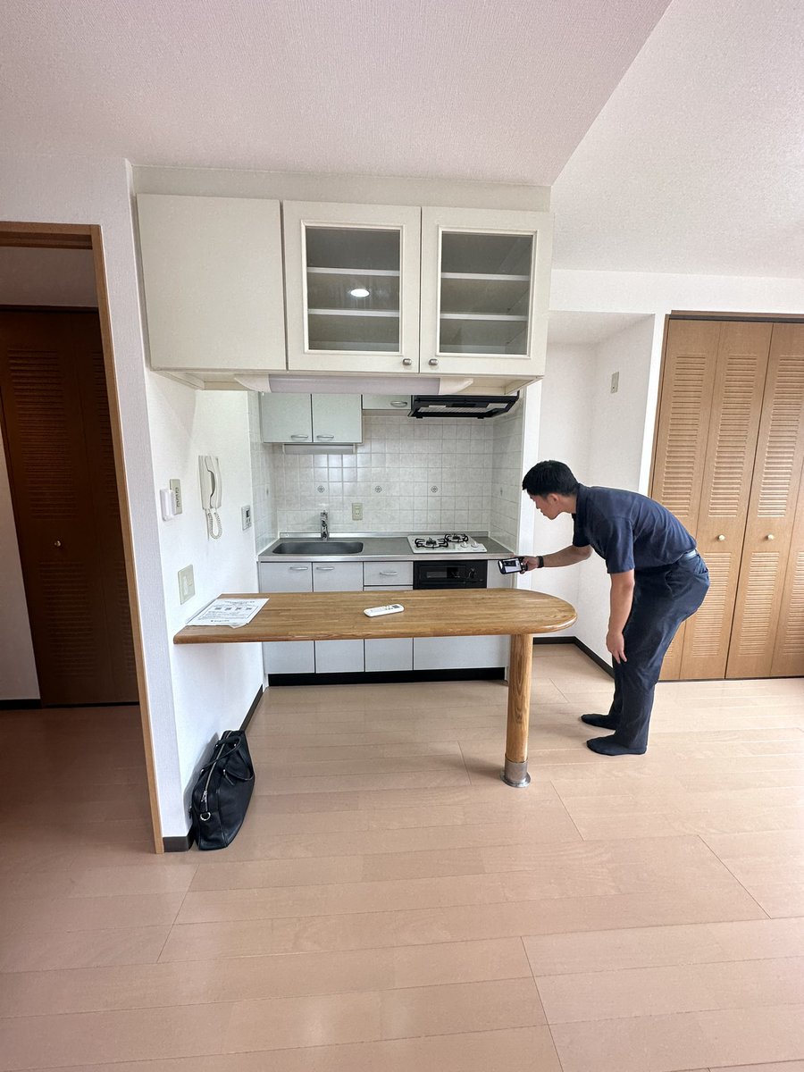 AvFRoosevelt's tweet photo. 今日は猛暑の中、オフィス物件の内見に、JAM @japan_asset_mgt  の 森さん @you19443 にお付き合い頂きました。
設定条件厳しいので、なかなか候補見つけてくるのも難しかったと思うのですが、かなり良い物件用意して頂き感謝。で、お礼のランチ。
吉田さん @toooyan  何か矛盾してる様な気はしますが、突っ込みは私に😅
#今日はノンアルです