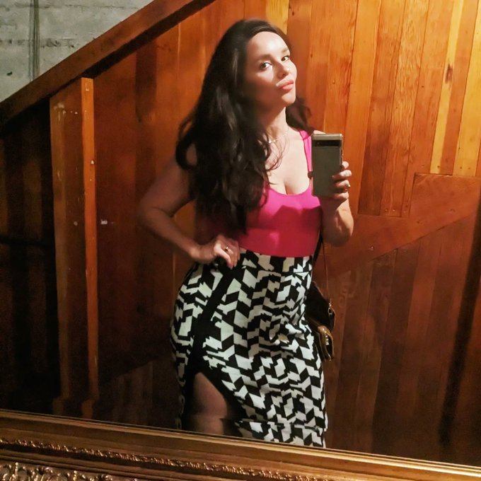 Bathroom selfie haiku: Mirror captures pose, Beauty in private abode, Bathroom stories told. https://t