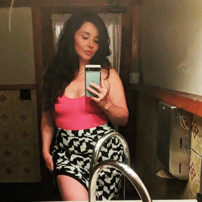 Bathroom selfie haiku: Mirror captures pose, Beauty in private abode, Bathroom stories told. https://t