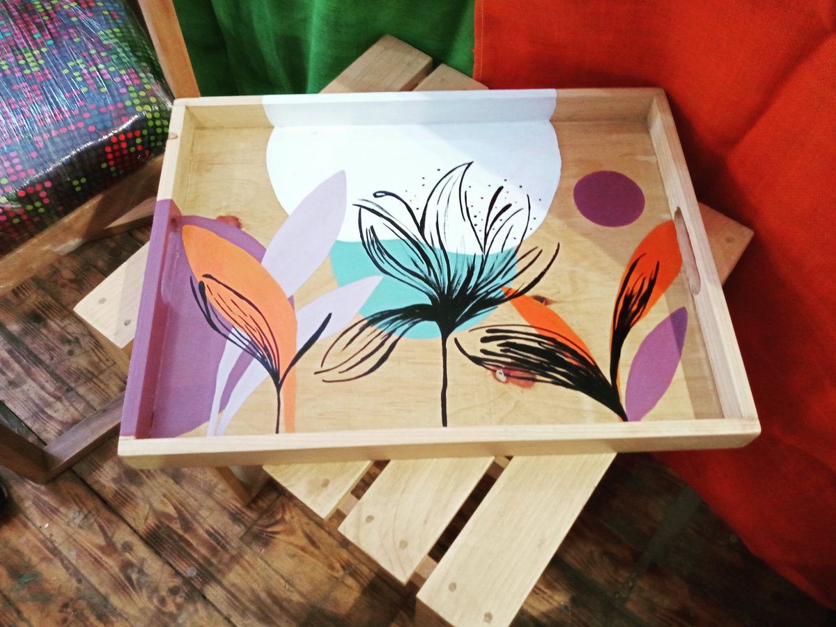Our painted tray! Decor and function in one. 

instagram.com/p/CvkIhNiIyxp/…