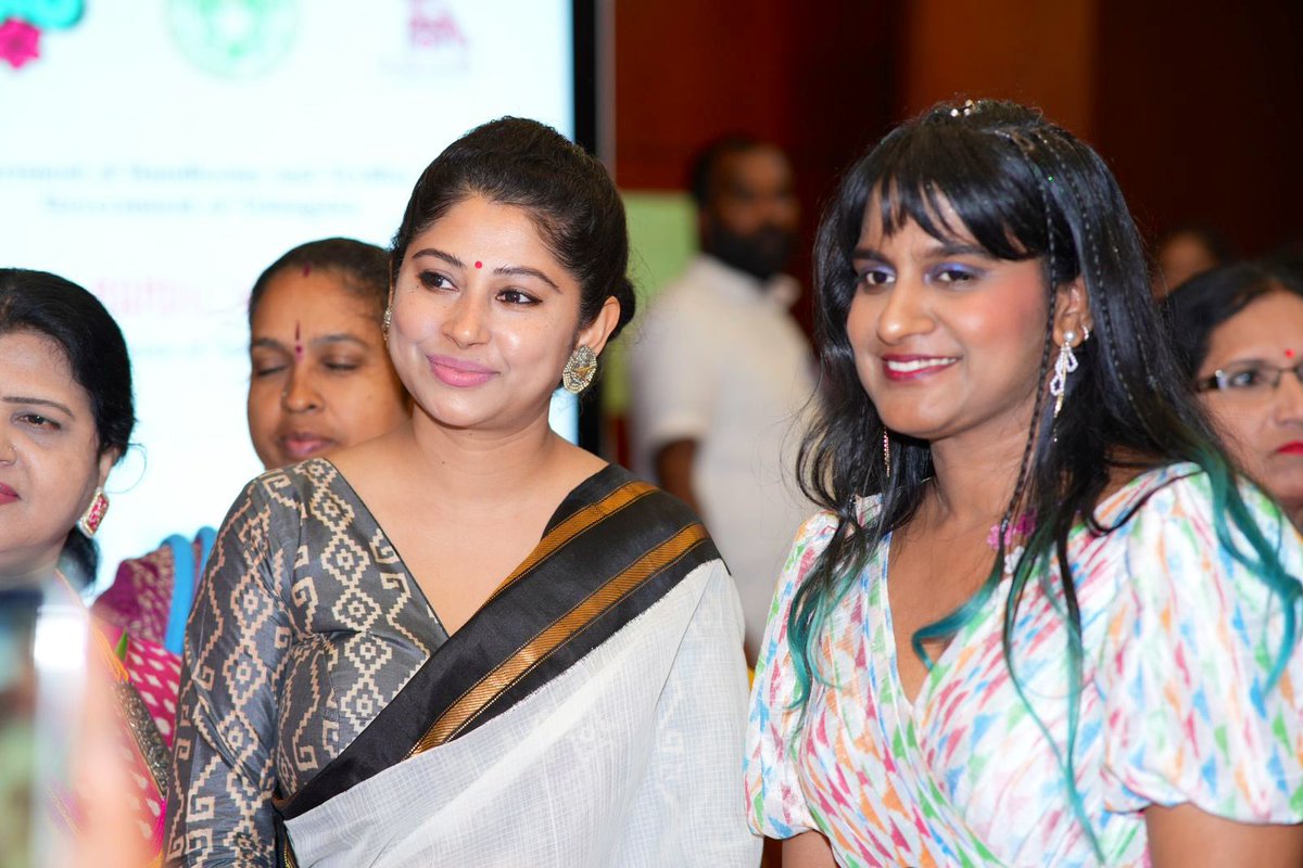 SmitaSabharwal's tweet photo. Let’s weave a vibrant future for artisans, weavers and the handloom industry. 
Snapshots from #Telangana handloom day celebration 🪡
#NationalHandloomDay 🌼🌸 https://t.co/Mb0GQWcJq1