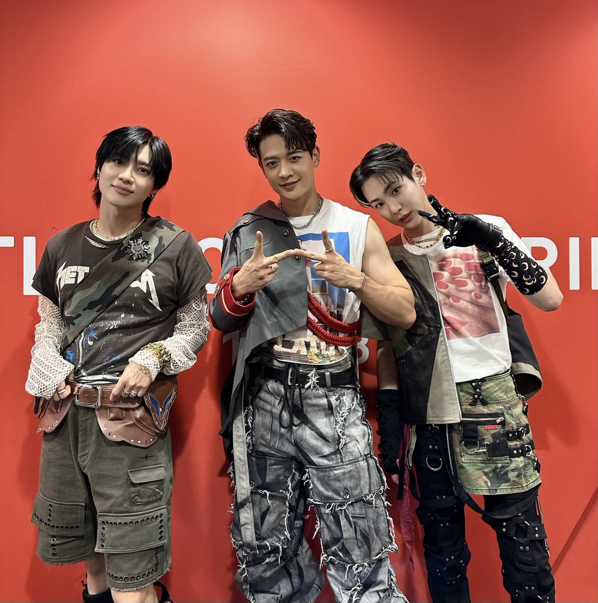 SHINee's tweet photo. Encantado de conocerlos! Nos vemos de nuevo! Los amo🇪🇸💎🩵

#SHINee #샤이니
#HARD #SHINee_HARD #JUICE
#SBS슈퍼콘서트 #슈퍼콘서트
#스페인 #마드리드 #Madrid https://t.co/mfXMlBpWMh