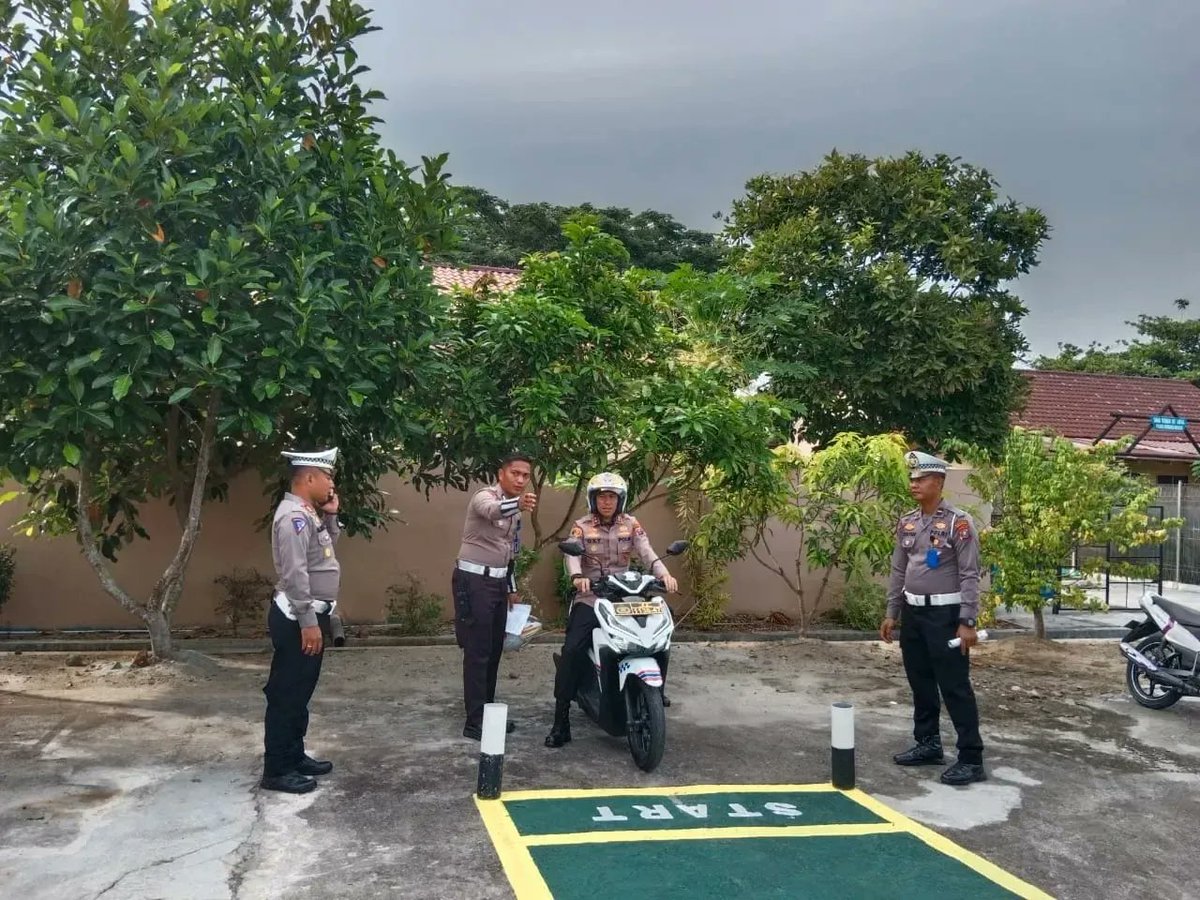 sergai_polres's tweet photo. Kapolres Serdang Bedagai AKBP Oxy Yudha Pratesta, SIK mengecek dan mengetes secara langsung sirkuit baru Huruf "S" Untuk Uji Praktek SIM pada Satpas Polres Serdang Bedagai

@polisi_indonesia
@sihumaspolressergai
@polressergai
@pemkabserdangbedagai
@kepalakepolisian_ressergai https://t.co/v7KiLo71ZJ