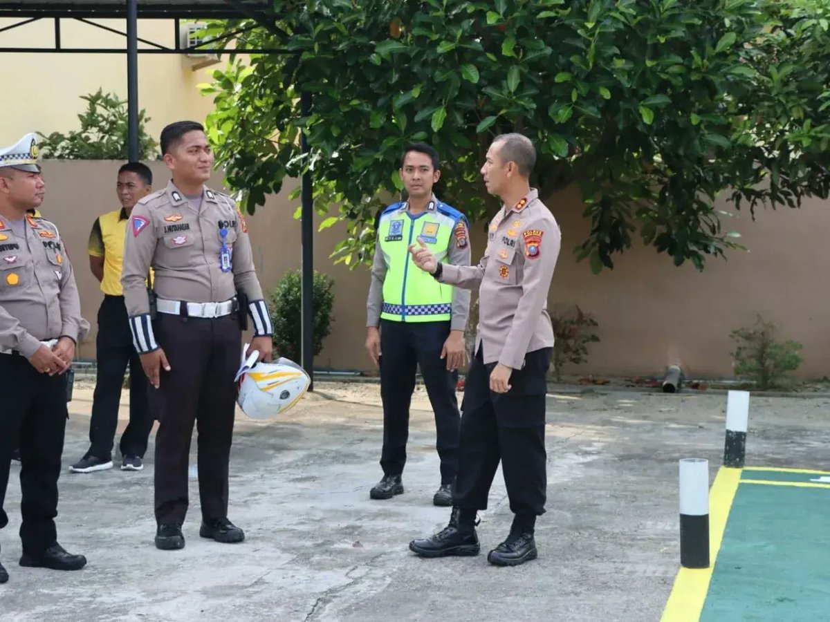sergai_polres's tweet photo. Kapolres Serdang Bedagai AKBP Oxy Yudha Pratesta, SIK mengecek dan mengetes secara langsung sirkuit baru Huruf "S" Untuk Uji Praktek SIM pada Satpas Polres Serdang Bedagai

@polisi_indonesia
@sihumaspolressergai
@polressergai
@pemkabserdangbedagai
@kepalakepolisian_ressergai https://t.co/v7KiLo71ZJ