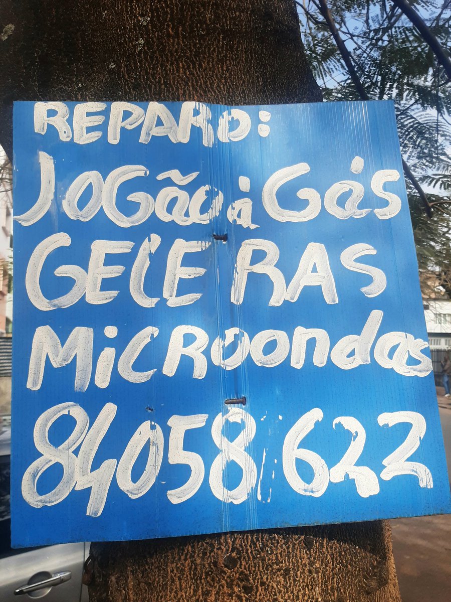 HotelInsonmia's tweet photo. Según #RyszardKapuscinski, los africanos son creativos por necesidad. Por eso en #Maputo2023 ofrecen sus servicios para arreglar microondas o teles de plasma en notas que cuelgan de los árboles o montan un negocio propio en una esquina o en una parada de autobús

#Mozambique2023 https://t.co/15ZmjAHbij