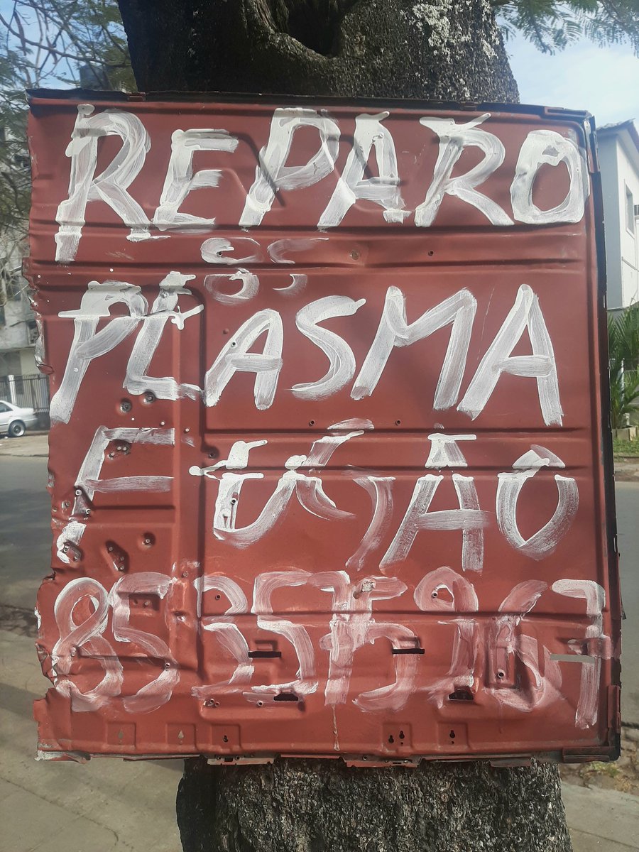 HotelInsonmia's tweet photo. Según #RyszardKapuscinski, los africanos son creativos por necesidad. Por eso en #Maputo2023 ofrecen sus servicios para arreglar microondas o teles de plasma en notas que cuelgan de los árboles o montan un negocio propio en una esquina o en una parada de autobús

#Mozambique2023 https://t.co/15ZmjAHbij