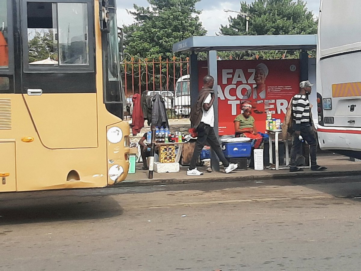HotelInsonmia's tweet photo. Según #RyszardKapuscinski, los africanos son creativos por necesidad. Por eso en #Maputo2023 ofrecen sus servicios para arreglar microondas o teles de plasma en notas que cuelgan de los árboles o montan un negocio propio en una esquina o en una parada de autobús

#Mozambique2023 https://t.co/15ZmjAHbij