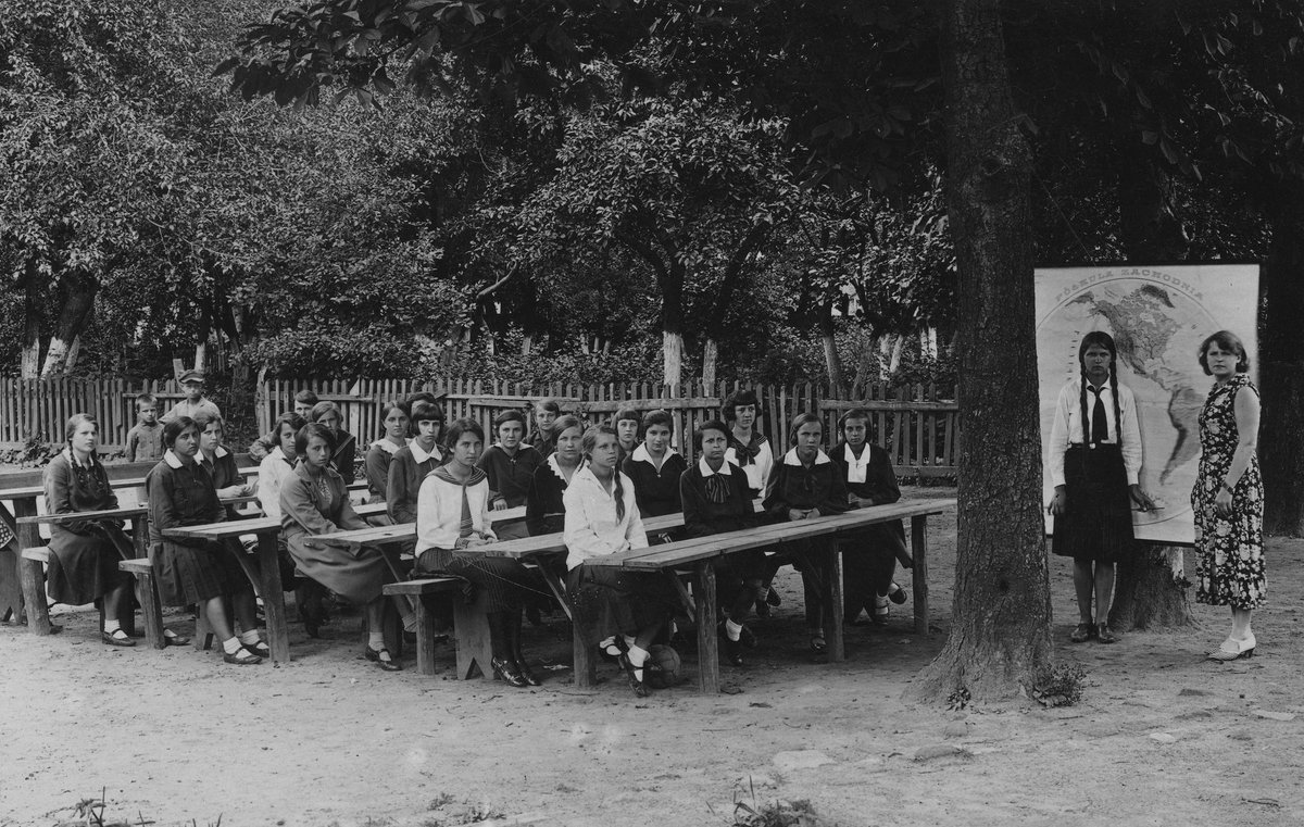 KresyWsch's tweet photo. 🇵🇱 Polskie, utracone, Kresy Wschodnie: uczennice szkoły powszechnej w Zdołbunowie (powiat zdołbunowski, woj. wołyńskie). 
Fot. 1931 r.
Pamiętajmy o Kresach! 🇵🇱 https://t.co/k8pj7oEHd5