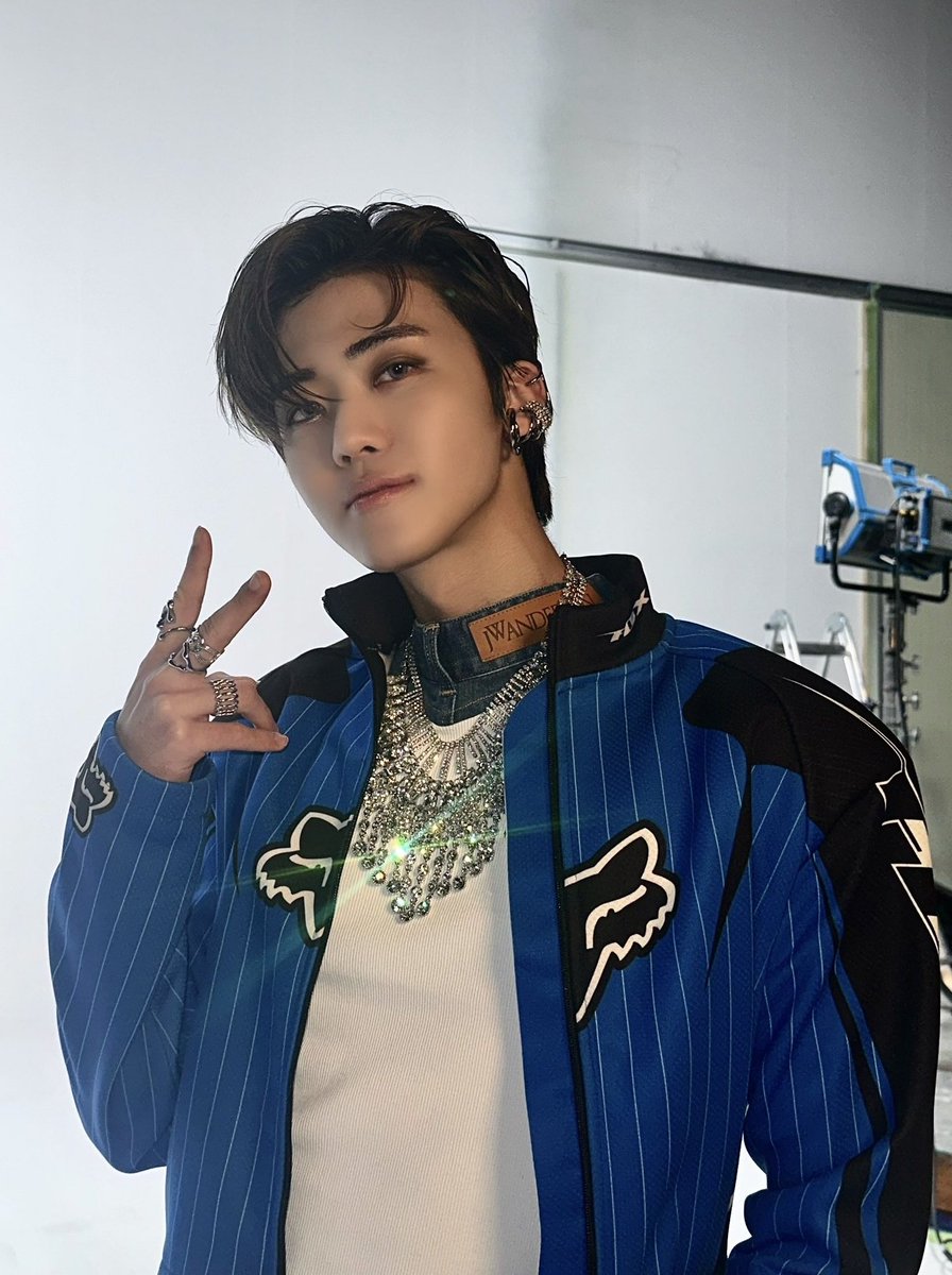 อย่าชูสองนิ้วแบบนี้ดิ้​ เท่สัสสสสสส พี่แจมินหล่อมากกกกก​ เวลาบนตัวเขามีเครื่องประดับเยอะๆโคตรๆๆขึ้นเลยหล่อชิ๊บบหาย