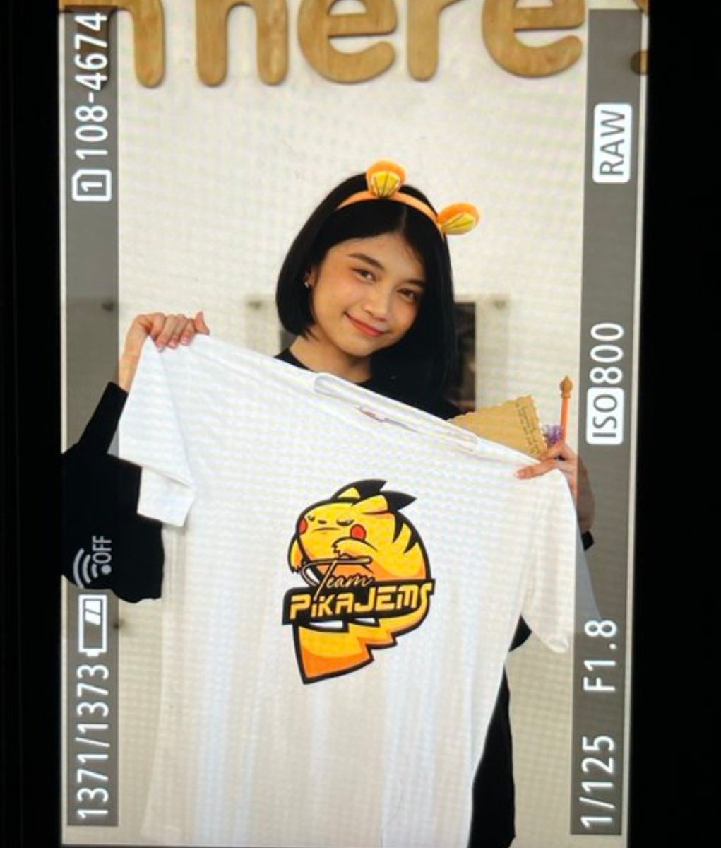 ini_si_gwy's tweet photo. lemme add the fact that charlotte was a fan of mnl48 and even replies to jem’s stories even way back in 2019 and even has a team pikajem t-shirt! 🥺 this was such a big deal to me cuz i love it when other ppop groups acknowledge mnl48’s presence <3 https://t.co/nZfg6fWDY9