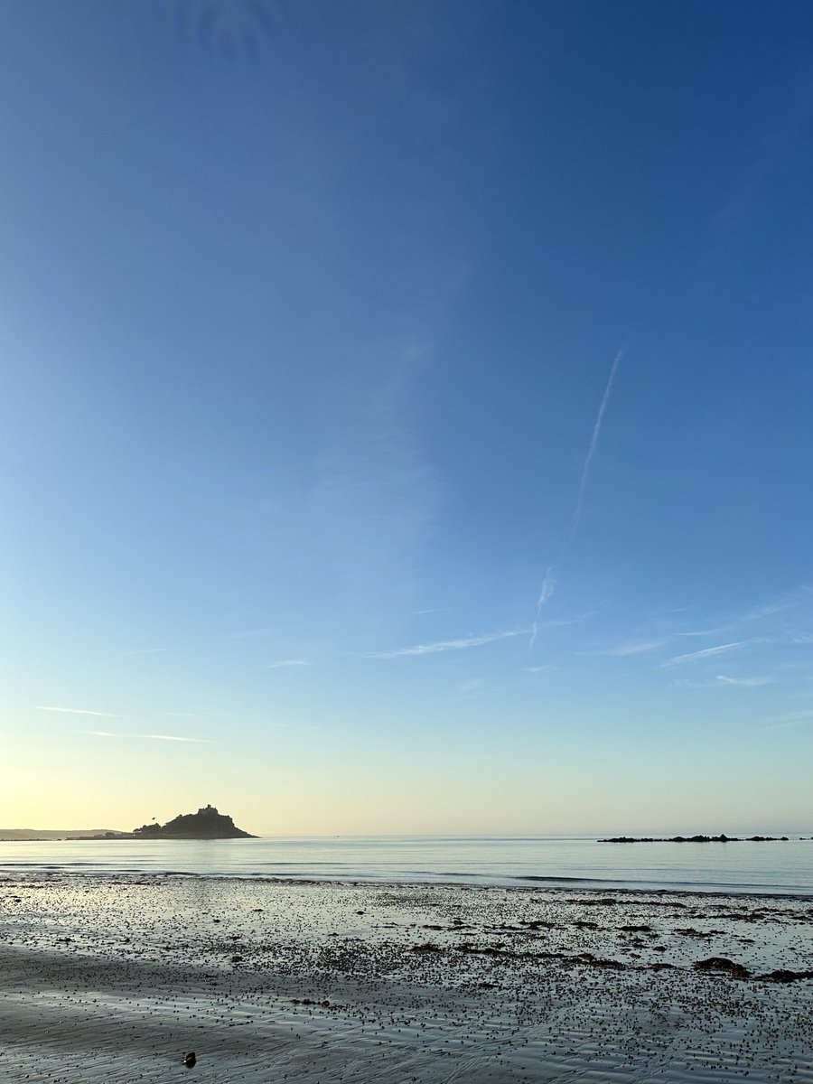 jpclaysylvester's tweet photo. What a difference a day makes! Ain’t quite as nice as yesterday but an early dog walk to start the day is always good! ⁦@stmichaelsmount⁩ @LongRockBeach #CornwallWeather https://t.co/d5vuFS0QIb