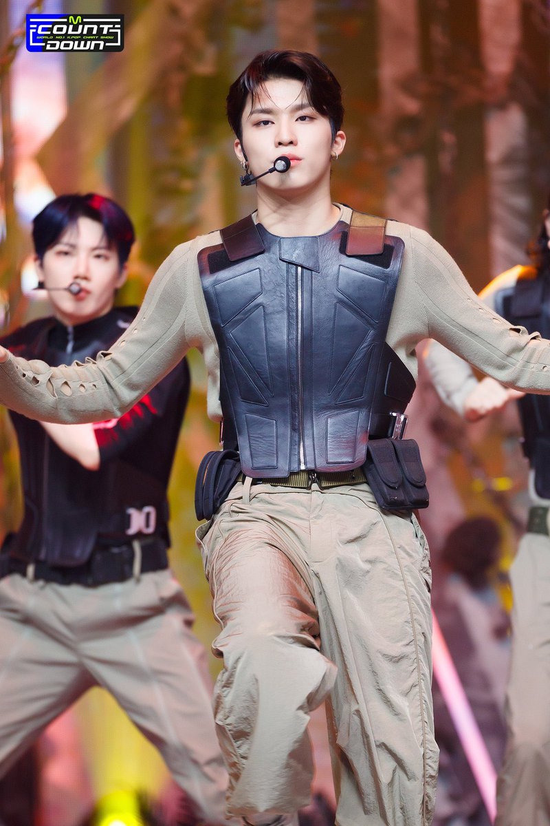 jexngwxx's tweet photo. body proportion of the finest man https://t.co/i0OSWDmbuM