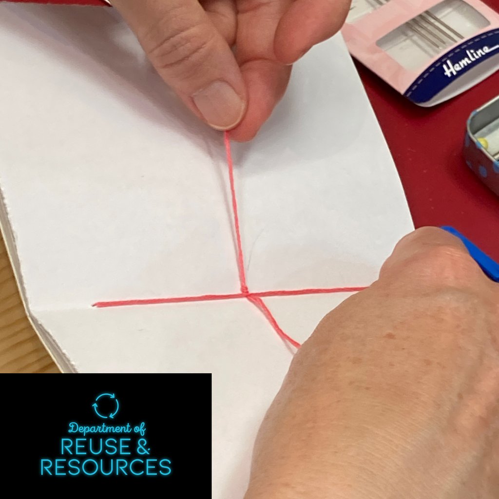 Sparks_bristol's tweet photo. 📖 Mini book binding workshop! 📖 12th August!
⏰ 2pm - 3pm
📚️ £14, £10 concession/child’s
This workshop shows you how to make your own mini journal using everyday tools & materials that you can find in your own home!
https://t.co/D7JKfk5VUe
#sparksbristol #sparksproject https://t.co/MNtMIpb5Dz