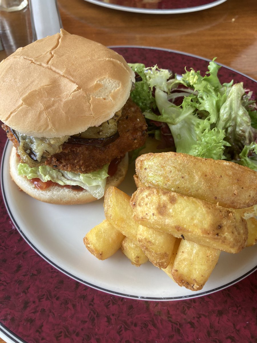 Bean and Sweet Potato Burger with all the toppings…and those chips! More delicious vegan food from our friends at the St Michaels Inn. 🌱🏴󠁧󠁢󠁳󠁣󠁴󠁿

#vegan #food #scotland
