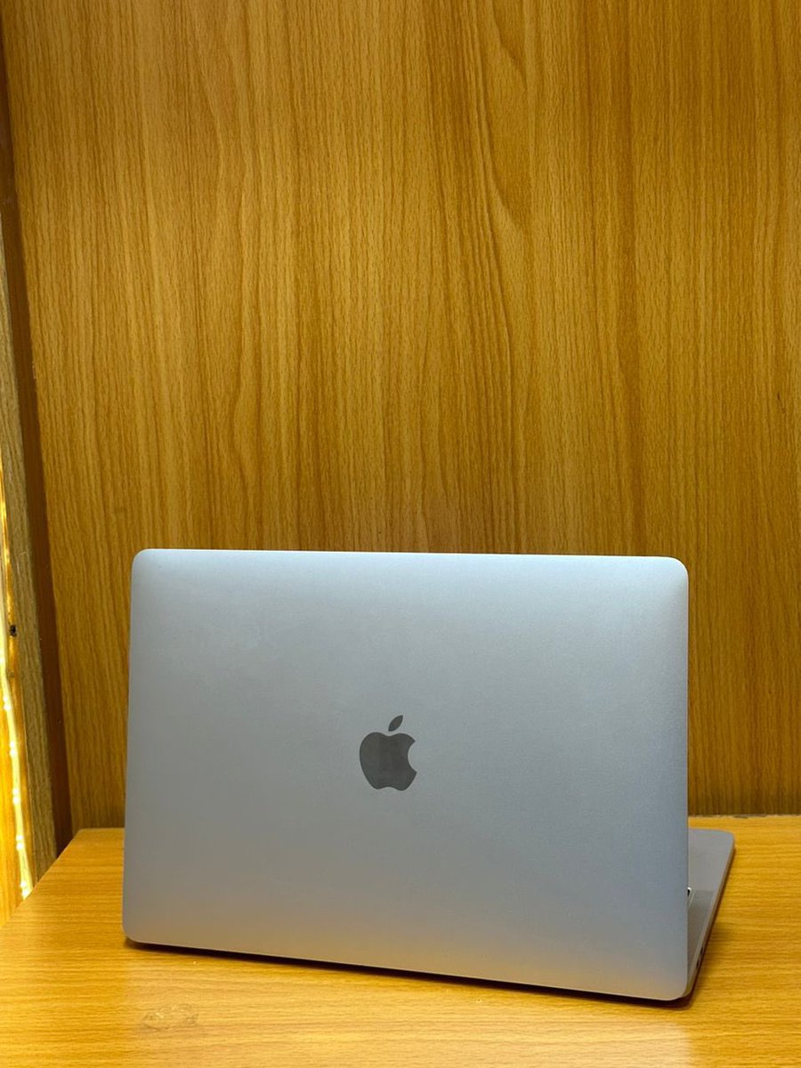 youngtechplug_'s tweet photo. MacBook  deal 🇬🇧

 MacBook Pro (13-inch, 2018, Four Thunderbolt 3 ports) || Processor: Intel Core i7 @ 2.7GHz || 512gb SSD 16gb RAM || Cycle Count: 1 🔋 || Touch Bar  ✅ || Neatness: 9.5/10 || 

#price 🏷️ 550,000 naira only https://t.co/I6W9EaQwpz