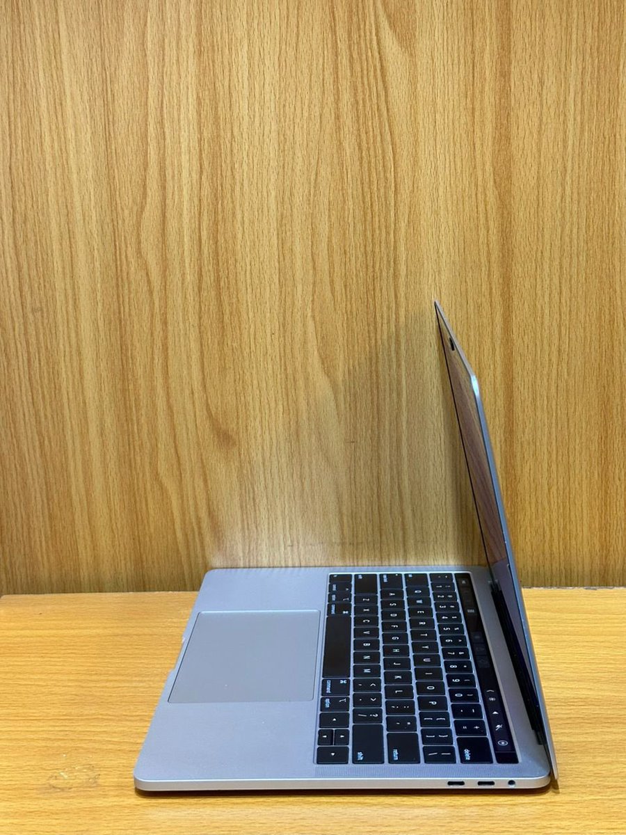 youngtechplug_'s tweet photo. MacBook  deal 🇬🇧

 MacBook Pro (13-inch, 2018, Four Thunderbolt 3 ports) || Processor: Intel Core i7 @ 2.7GHz || 512gb SSD 16gb RAM || Cycle Count: 1 🔋 || Touch Bar  ✅ || Neatness: 9.5/10 || 

#price 🏷️ 550,000 naira only https://t.co/I6W9EaQwpz
