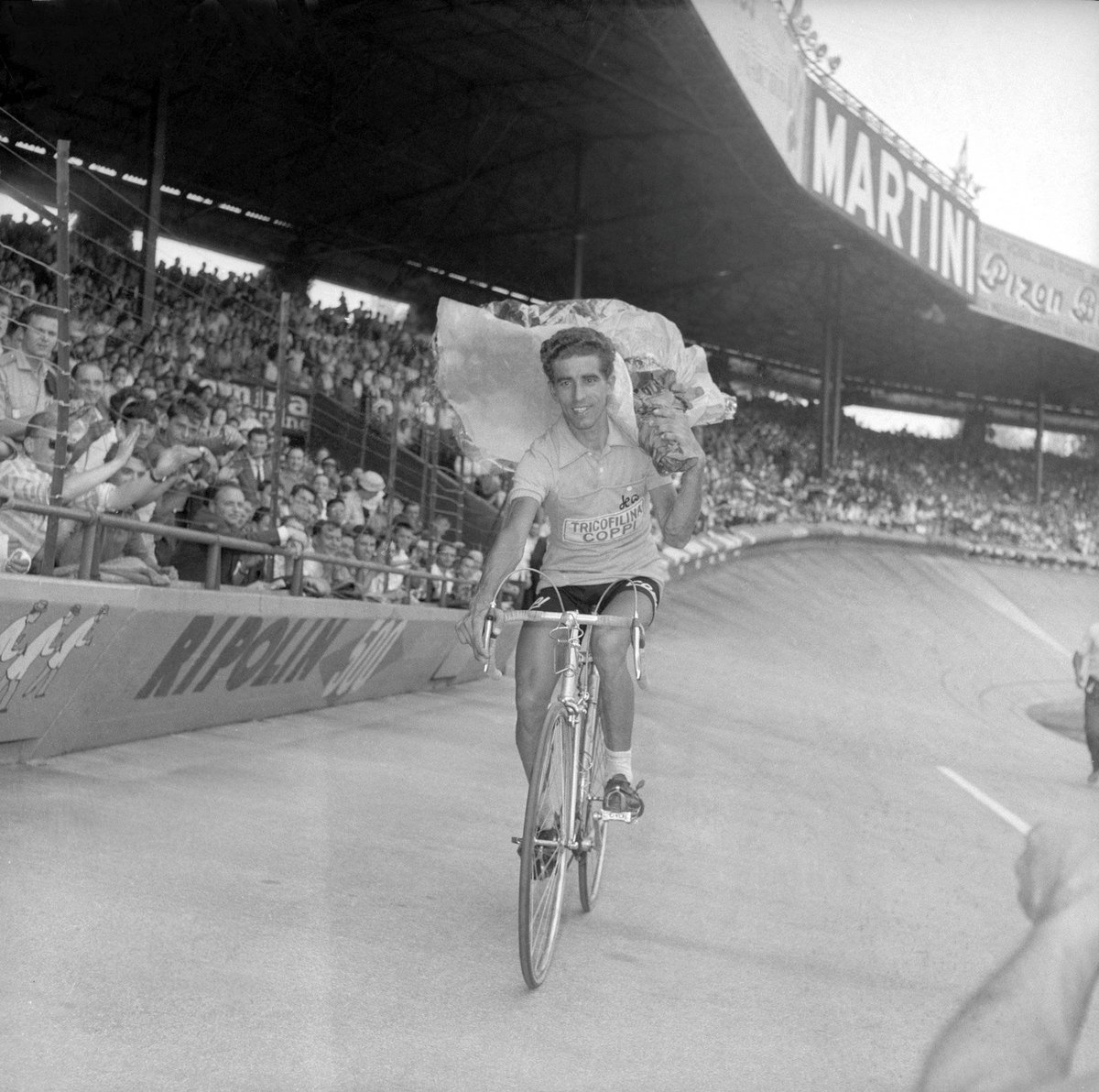 Federico Bahamontes, disparu ce mardi à 95 ans, est l'un des Grands du Tour de France, qu'il remporta en 1959. Grimpeur absolu, l'Espagnol était aussi un personnage du cyclisme. ow.ly/2G5M50PuI0a