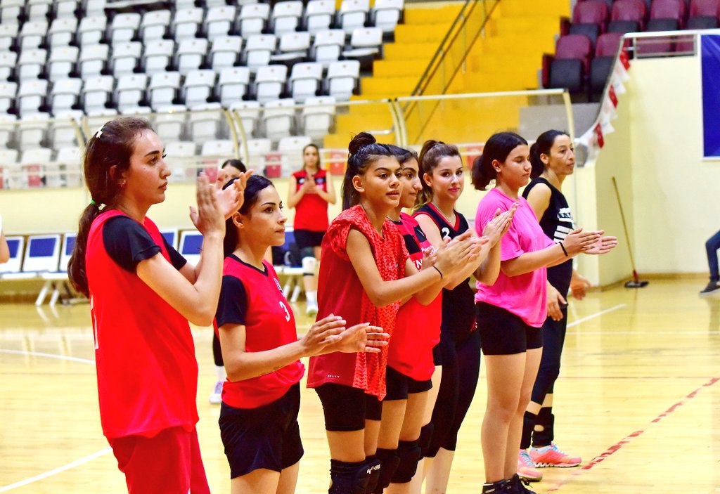 Osmaniye’de geçtiğimiz günlerde hayatını kaybeden beden eğitimi öğretmeni Hatice Delebe anısına düzenlenen "Evinin Sultanları Bayan Voleybol Turnuvası" başladı. 

🏐Tosyalı Spor Kompleksi salonunda düzenlenen turnuvaya 15 takım, 180 sporcuyla mücadele veriyor.