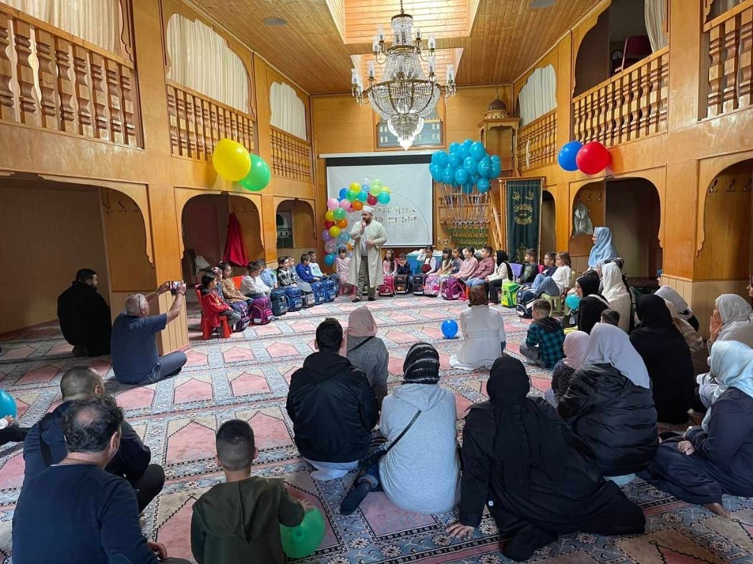 Islamratbrd's tweet photo. "Im Namen Allahs, des Barmherzigen, des Erbarmers!"
Die #Basmala, die heilige Eröffnung, öffnet die Tür zu allem Guten, Segen und Erfolg. In dieser Woche fand in mehreren Moscheen in #NRW die besondere Bad'i-Basmala-Zeremonie statt. https://t.co/gggaRsH8bB