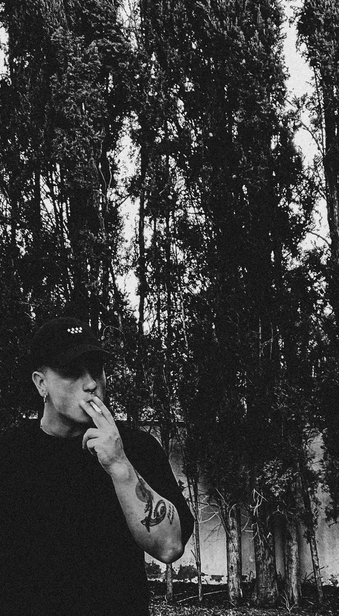 marionoexiste_'s tweet photo. fumando serio 🤧 https://t.co/KZPkLVfITW